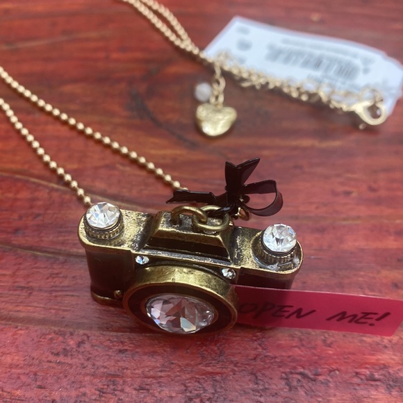 BETSEY JOHNSON CAMERA NECKLACE - Picture 4 of 7